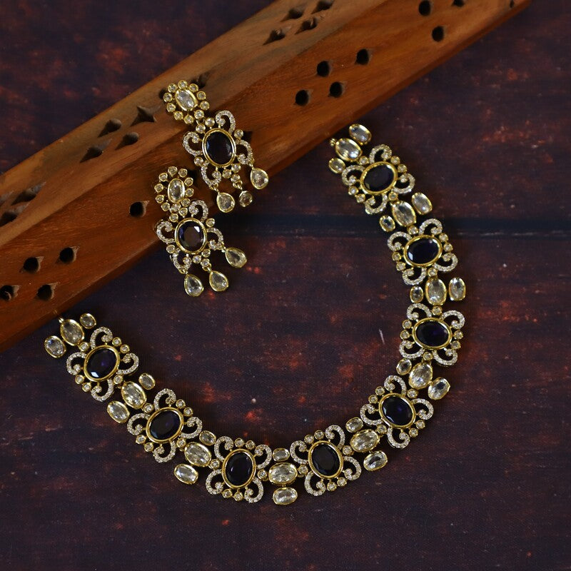 UNCUT VICTORIAN NECKPIECE