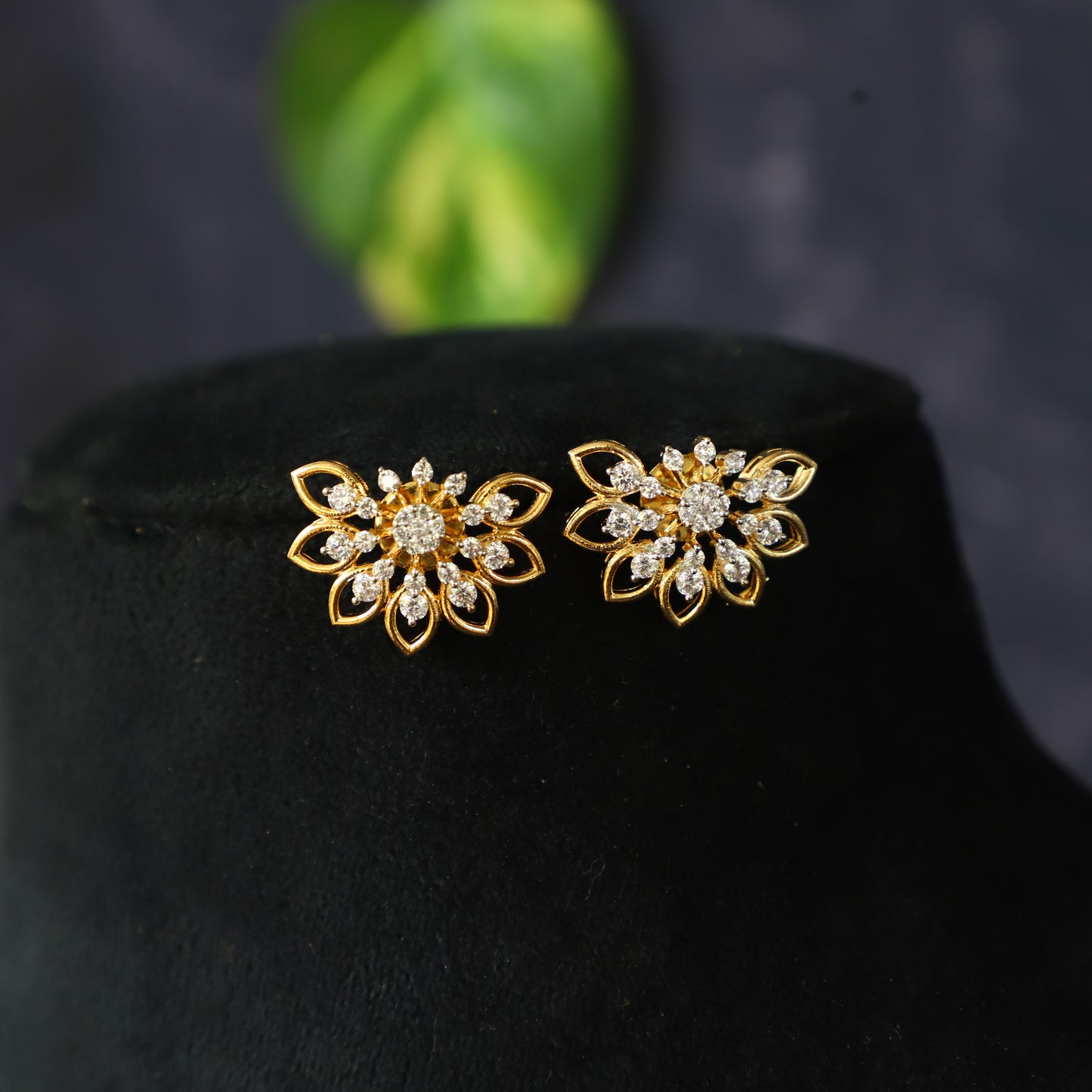 CANARY EARRING