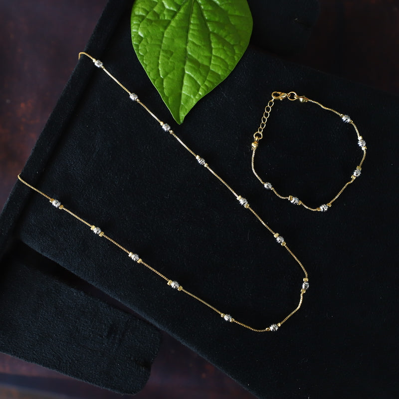 TINY. CHAIN