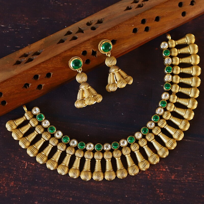 "STUNNING" NECKPIECE