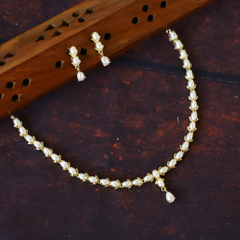 SIMPLE PEARL NECKPIECE