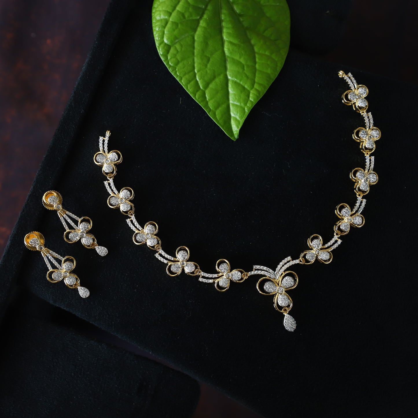 GLISTER NECKPIECE