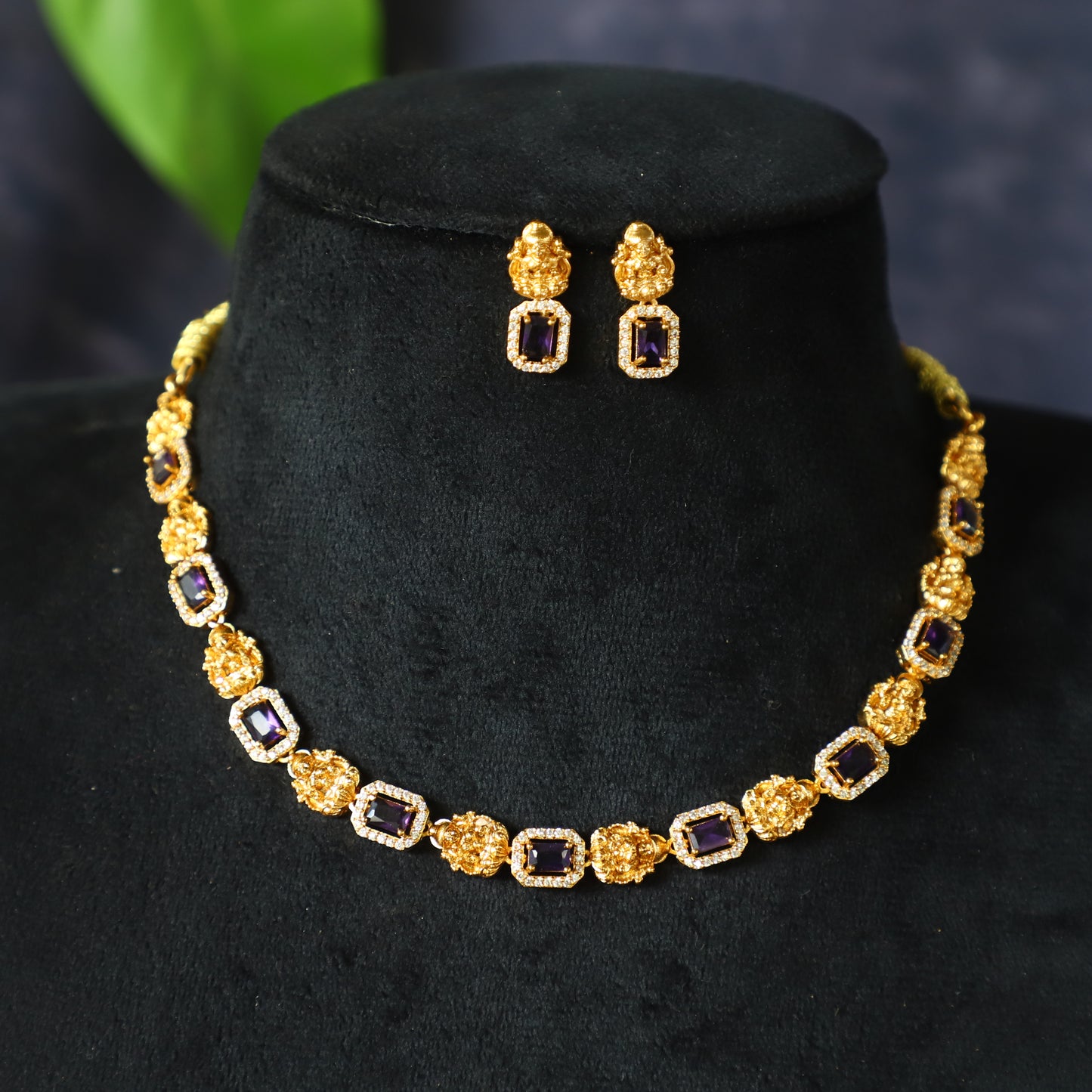 ""LAXI"" NECKPIECE