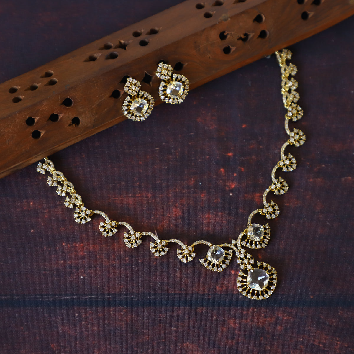 GEMSTONE NECK SET