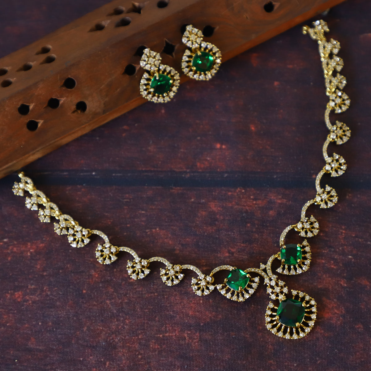 GEMSTONE NECK SET