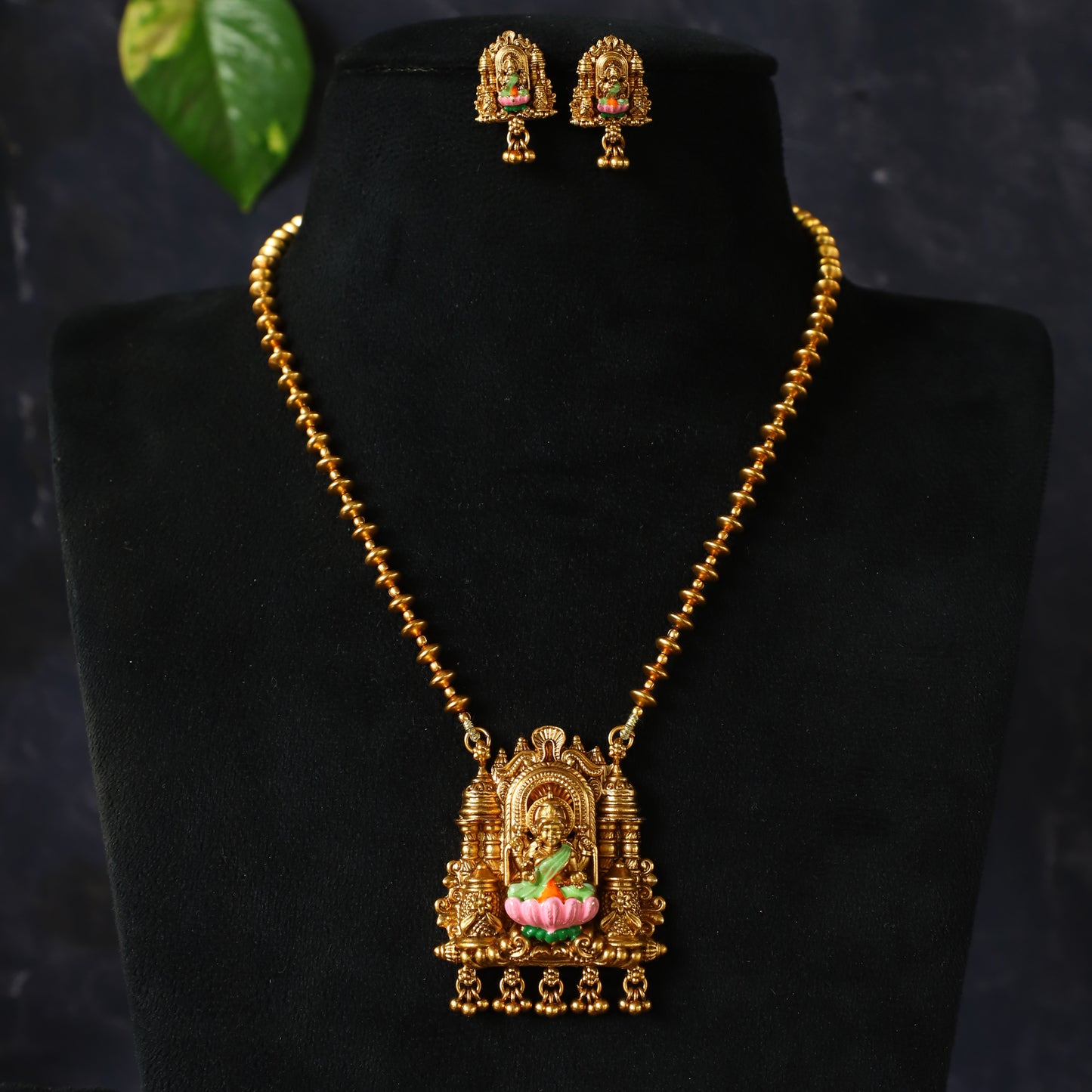 COW neckpiece