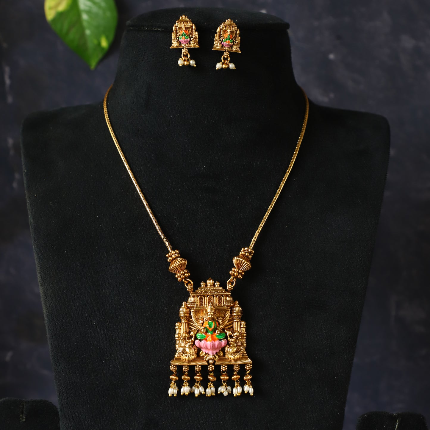 PANDA NECKPIECE