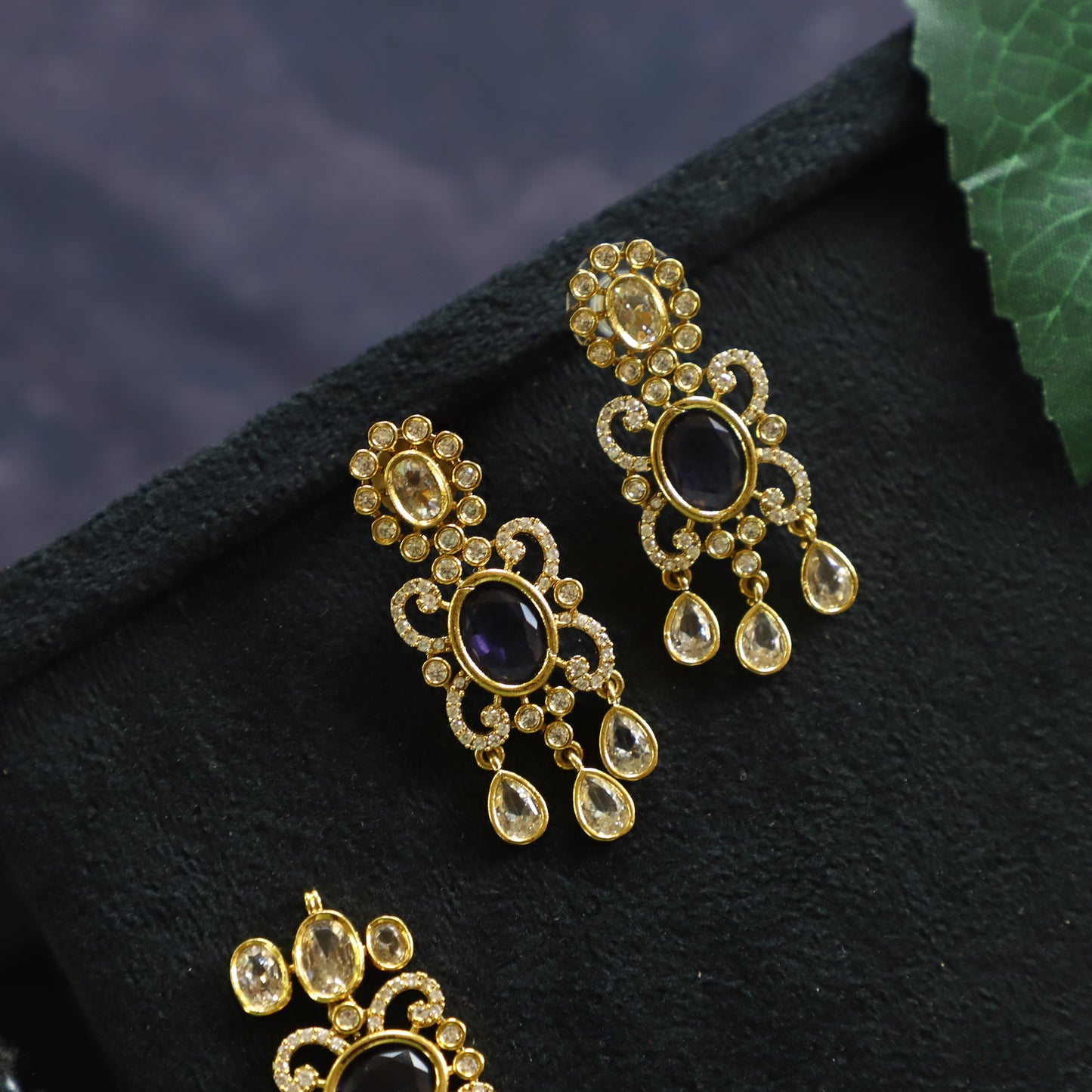 UNCUT VICTORIAN NECKPIECE