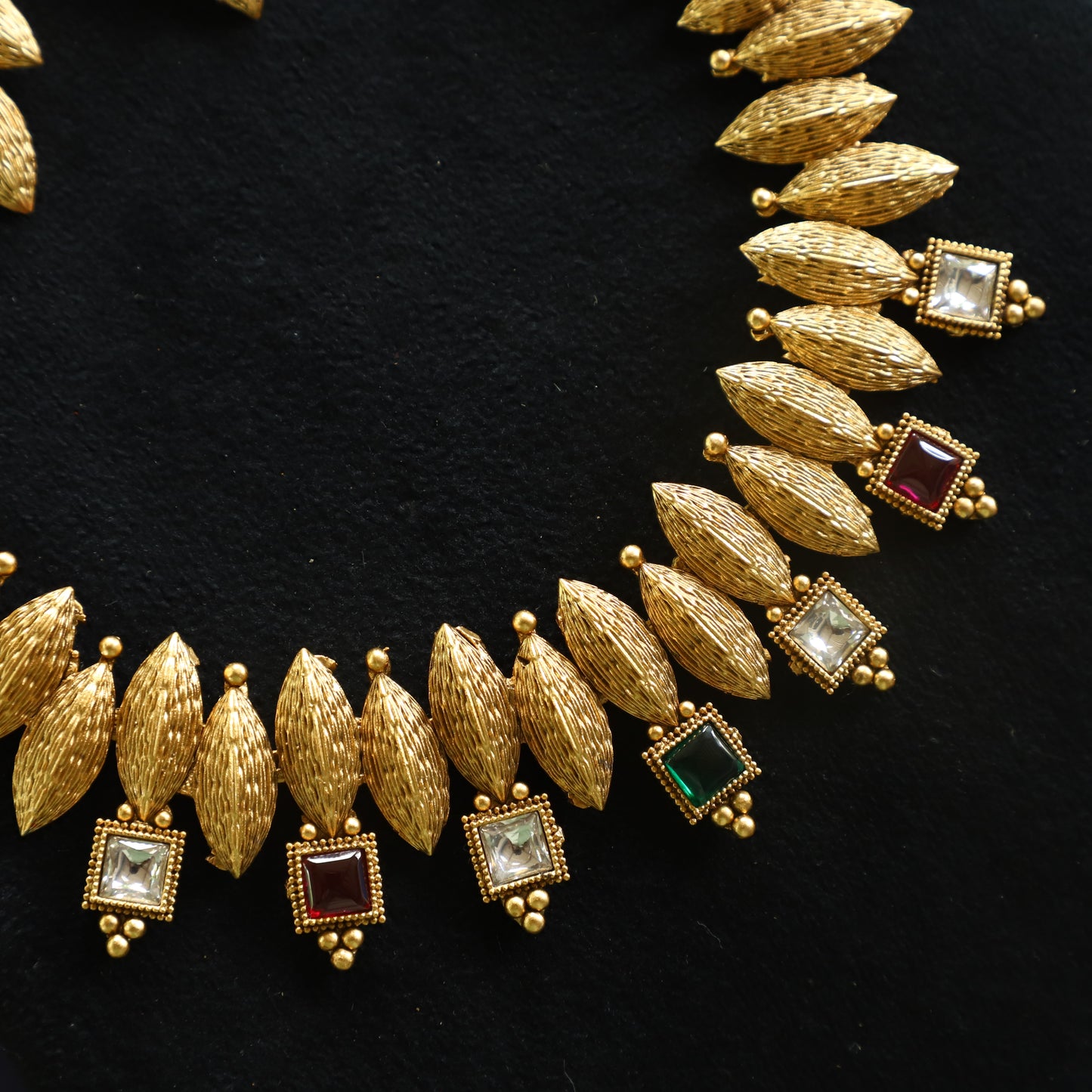 DESINGER NECKPIECE
