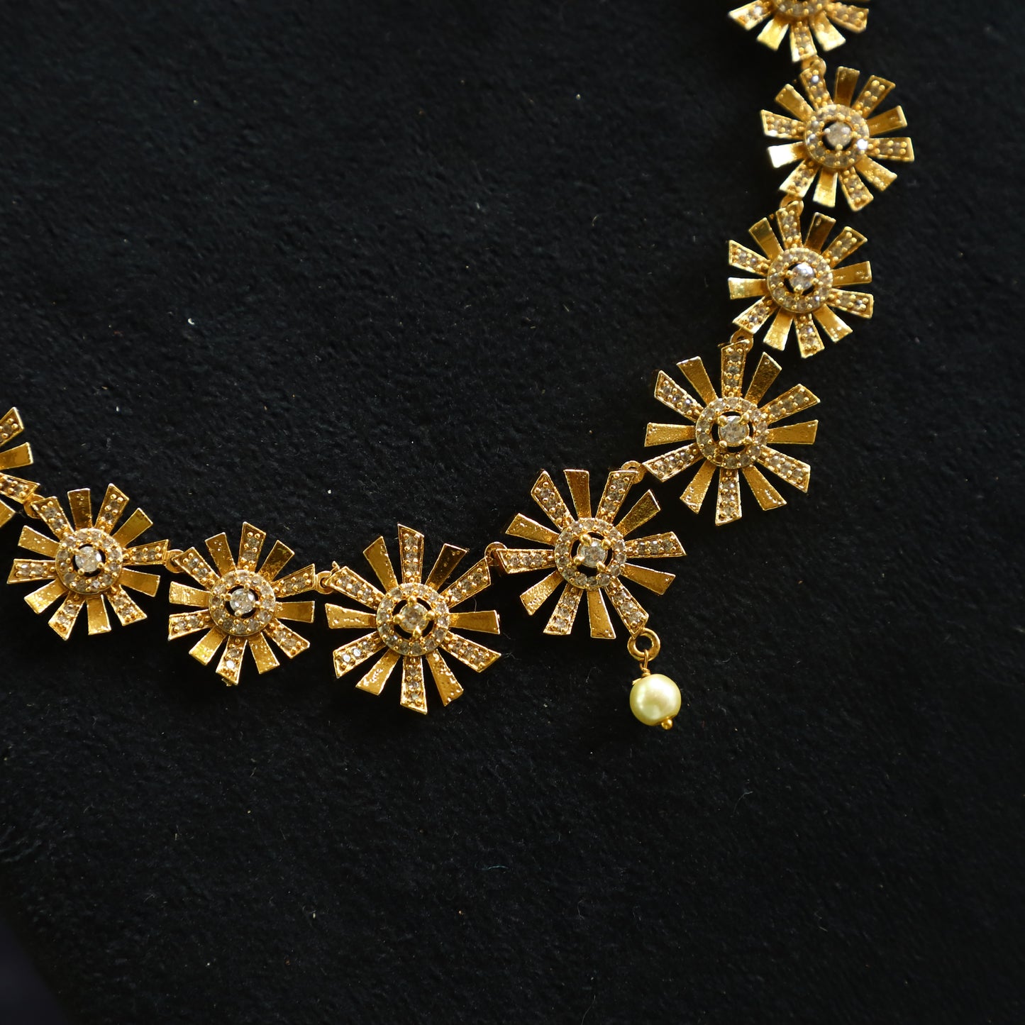 ICONIC NECKPIECE