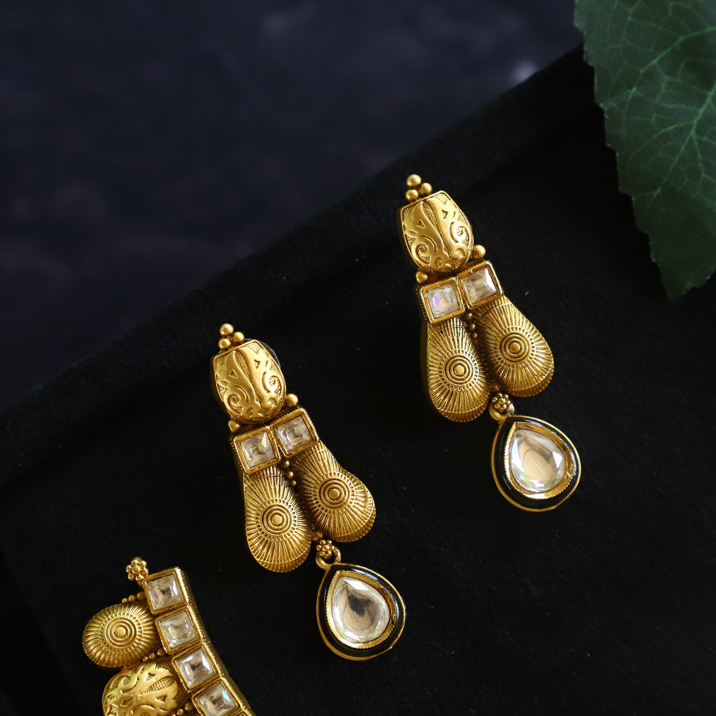 STUNNING NECKPIECE