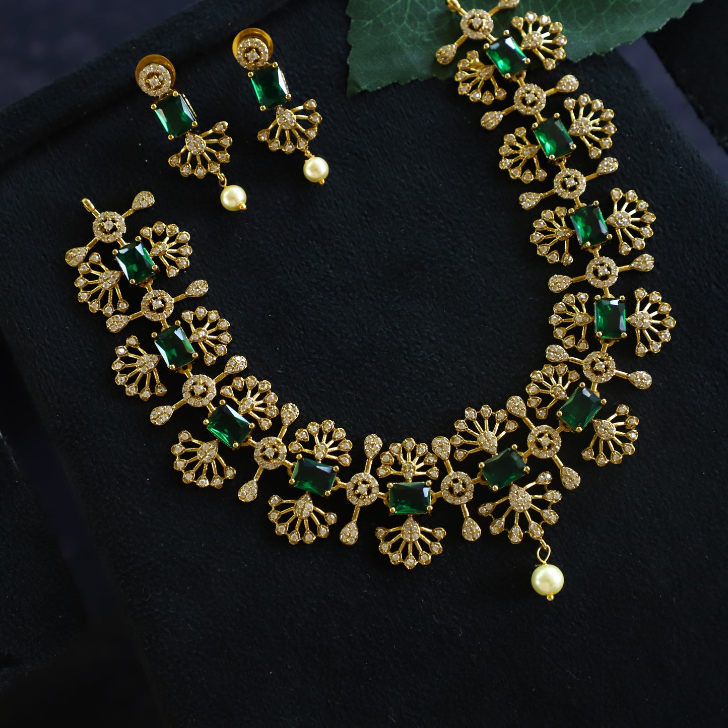 VICTORYA NECKPIECE