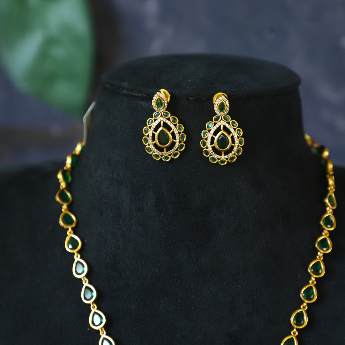 JO NECKPIECE