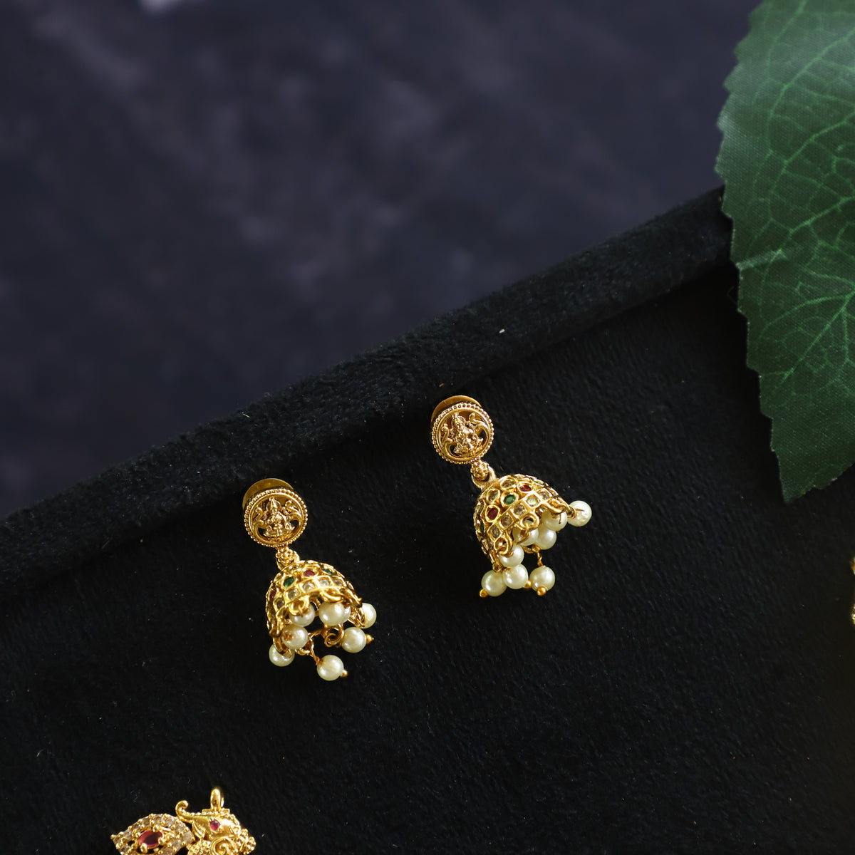 MANGO DESIGN NECKPIECE