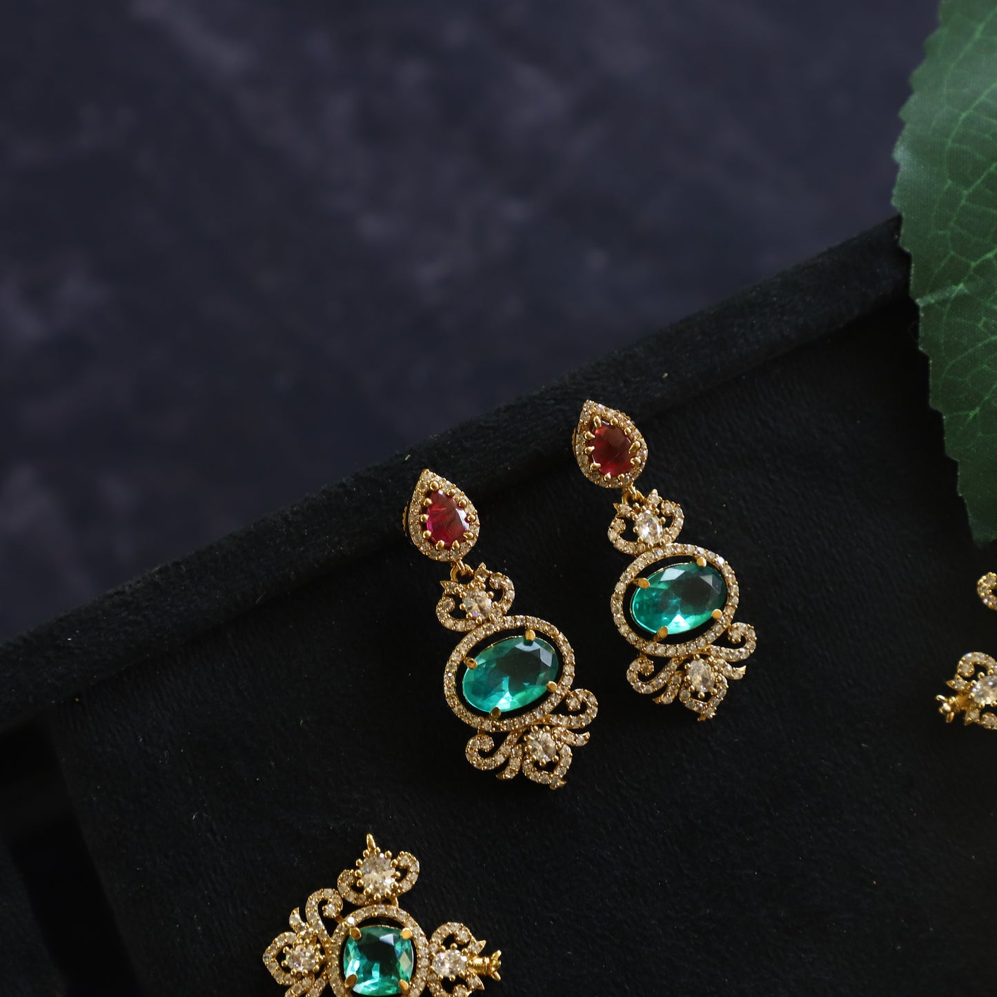 TURQUOISE VICTORYA NECKPIECE