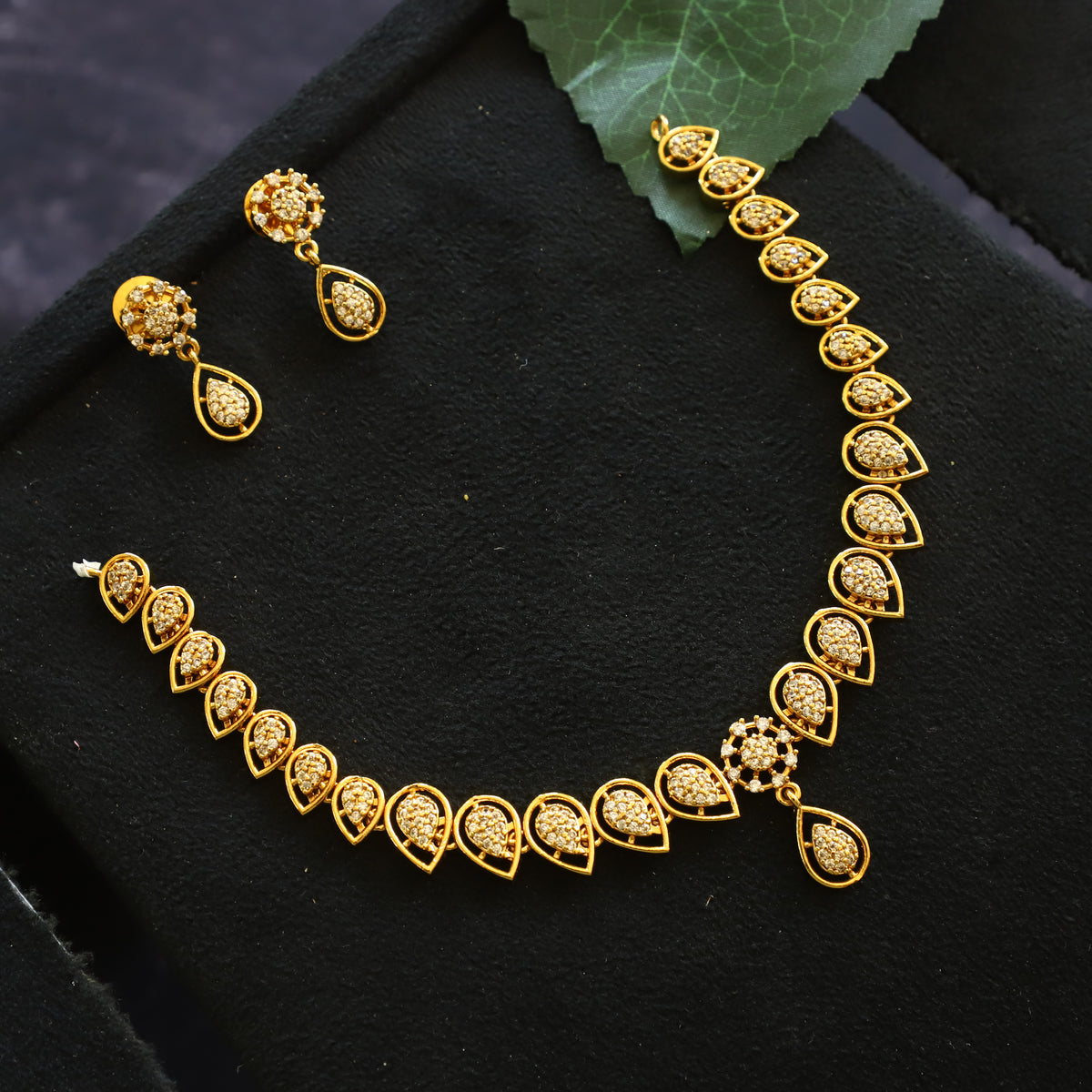 DROP NECKPIECE