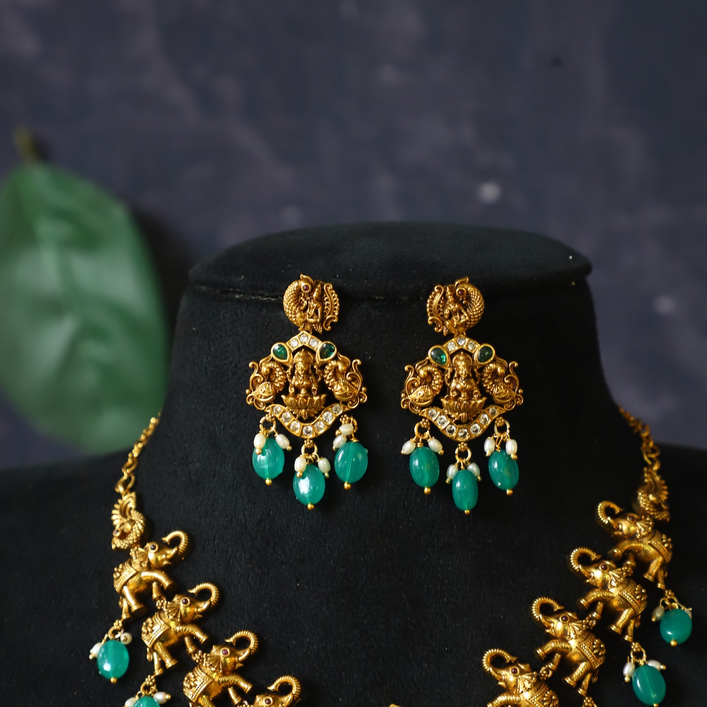 TRADIONAL NECKPIECE