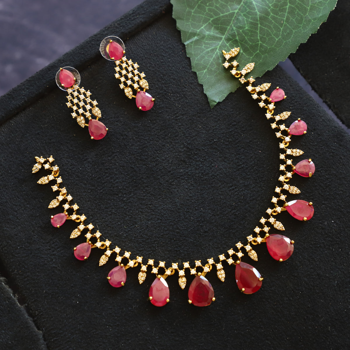 GORGEOUS NECKPIECE