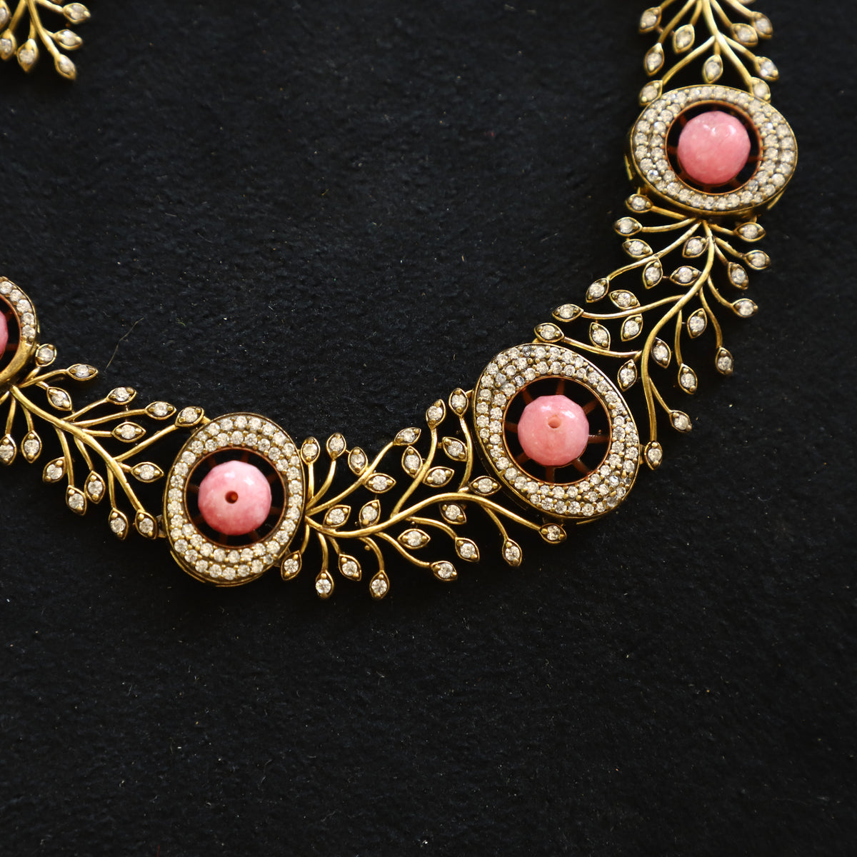 LEAFY NECKPIECE
