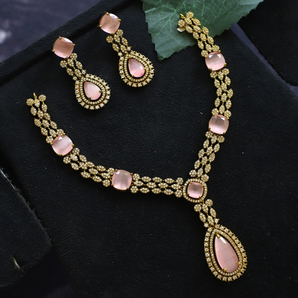 "VICTORIA" NECKPIECE