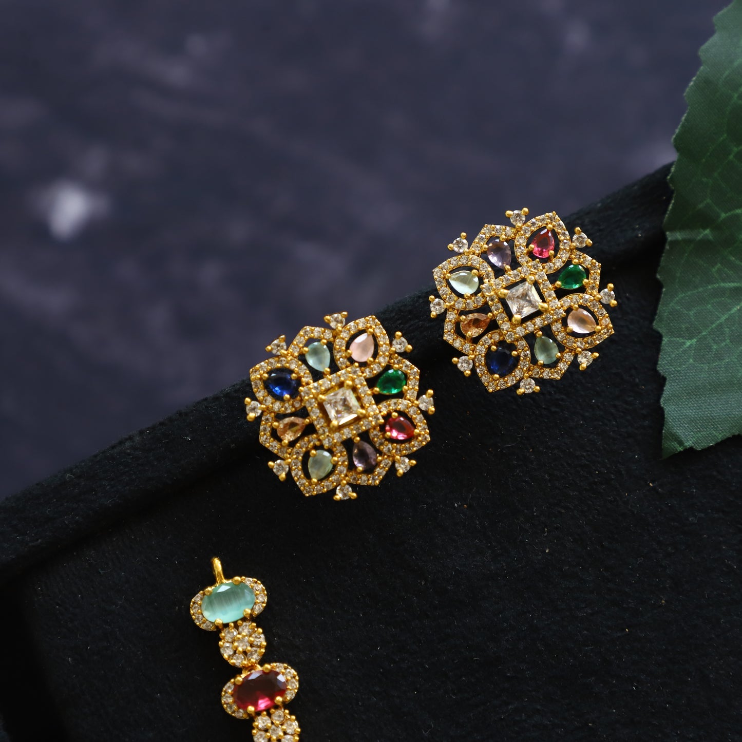MULTI COLOR NECKPIECE
