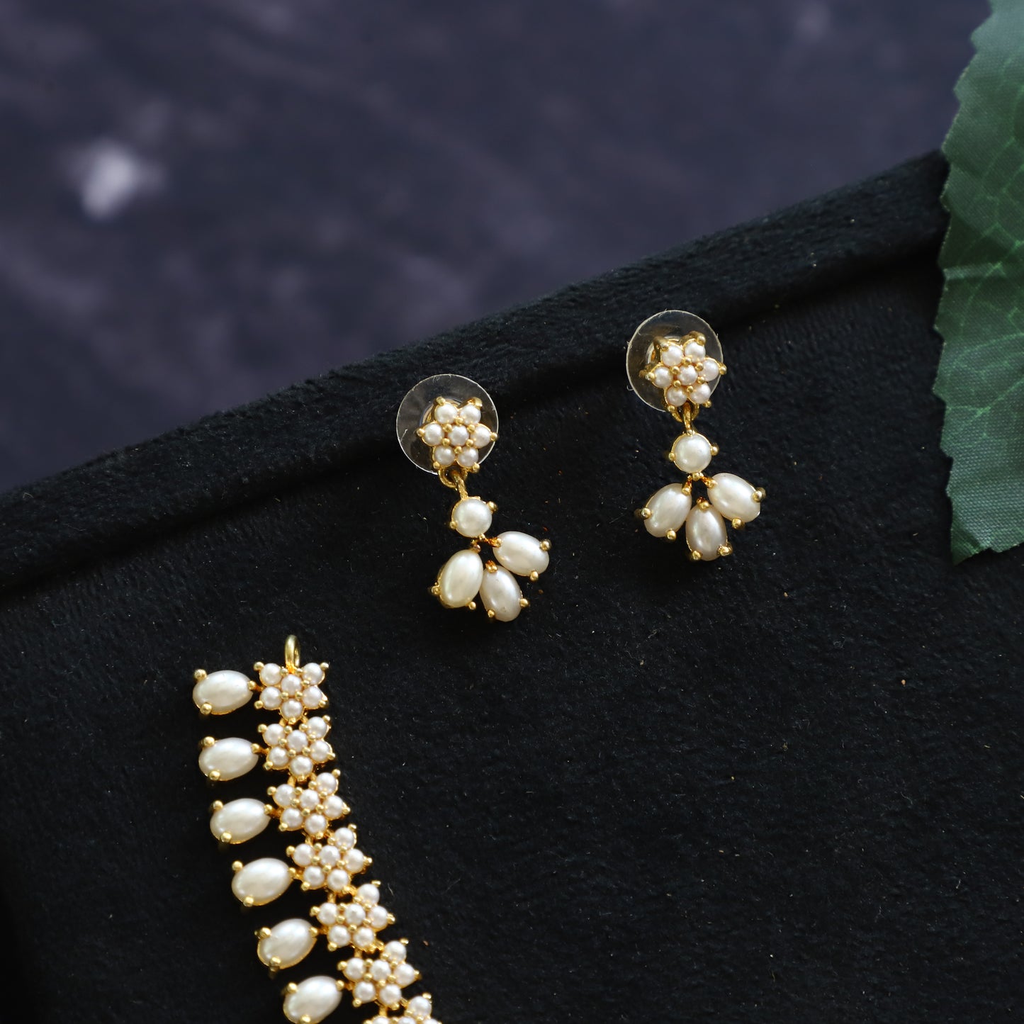 PEARL NECKPIECE