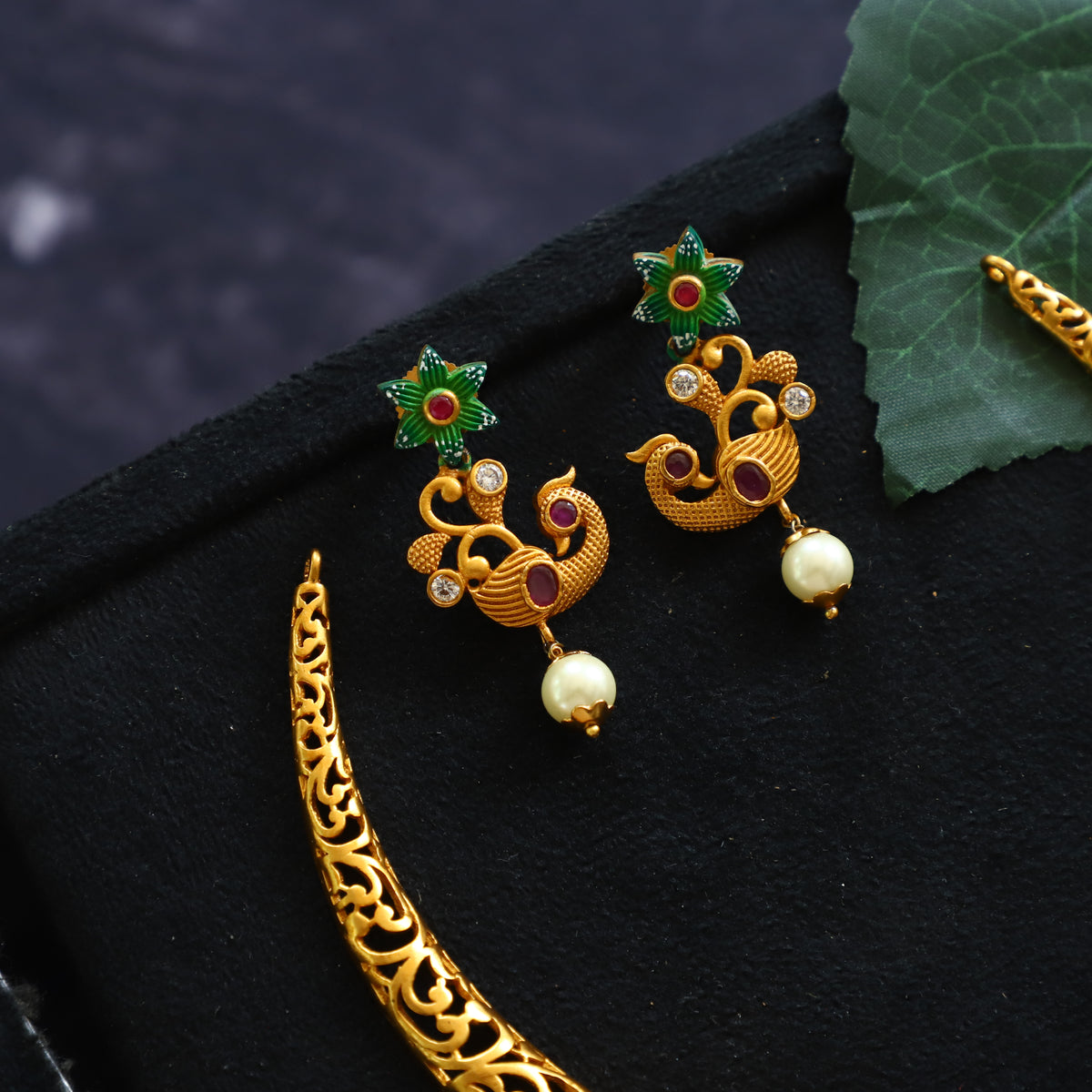 JEYA NECKPIECE