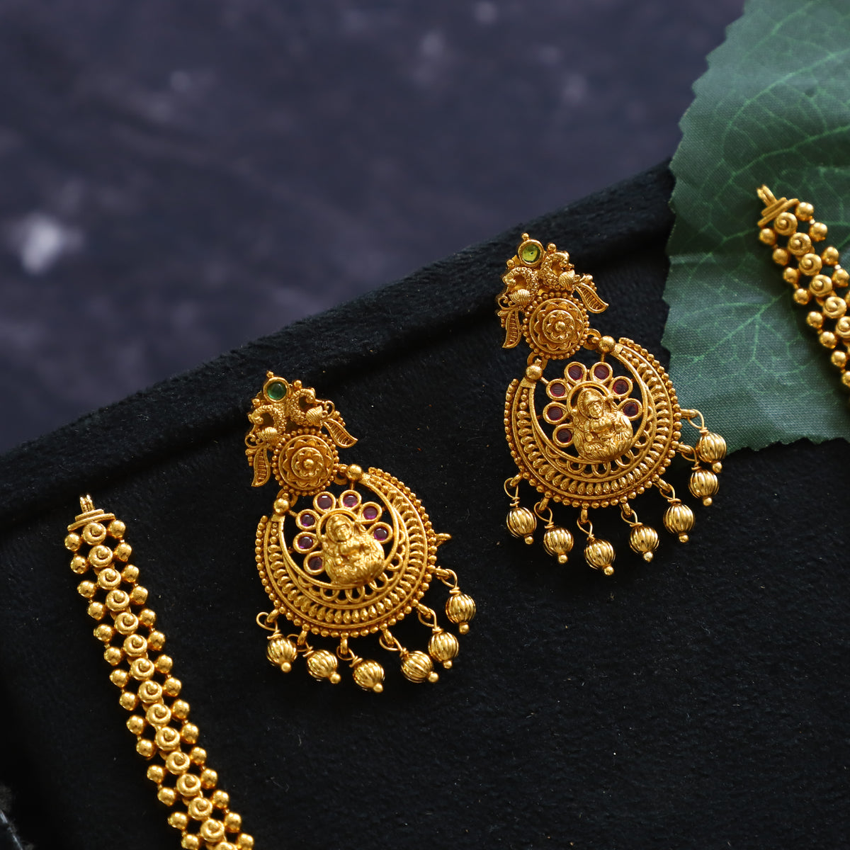 "LAKSHI" NECKPIECE