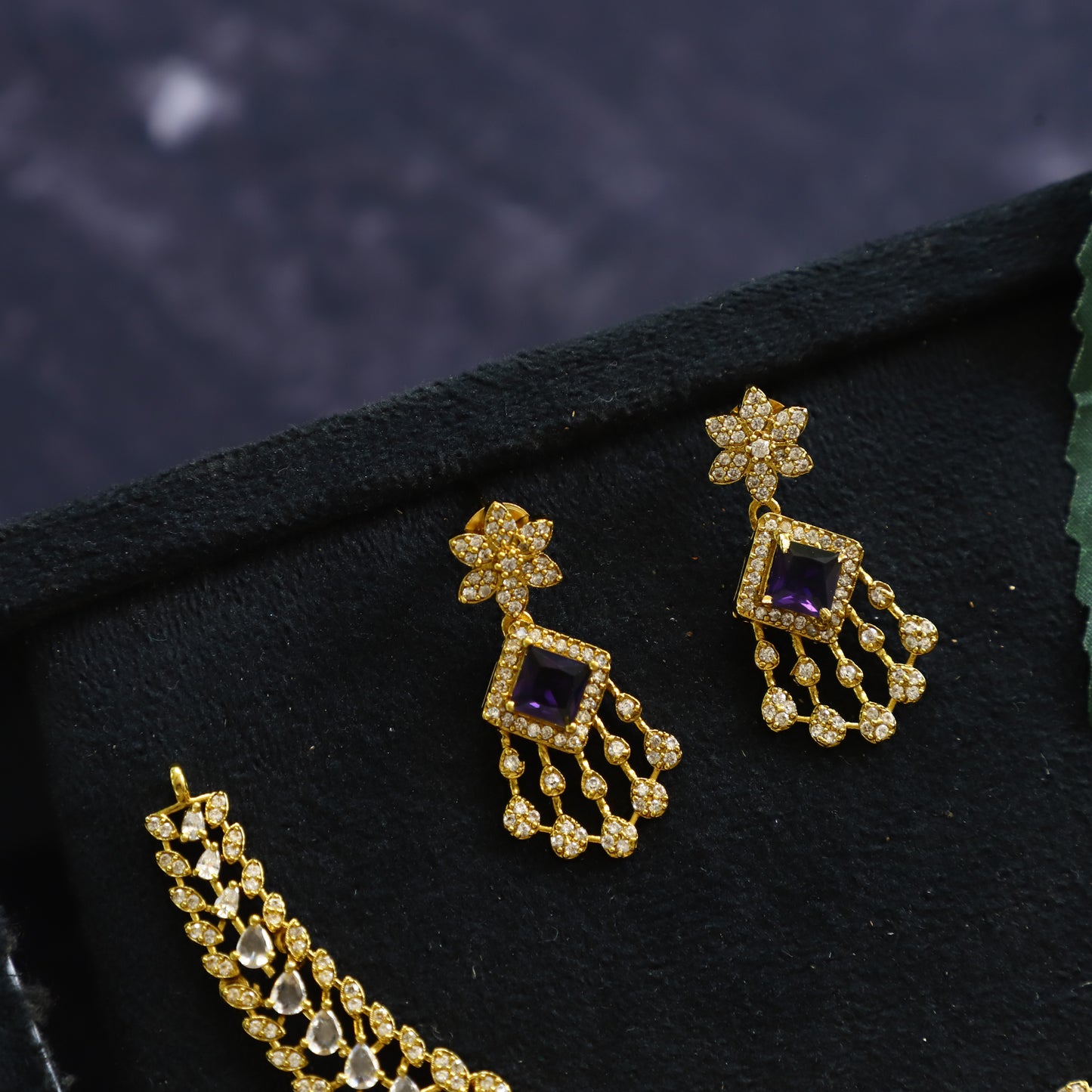 AVIRA NECKPIECE