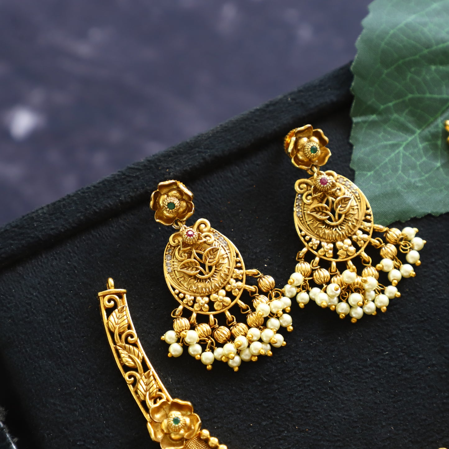 UNCUT DESIGN NECKPIECE