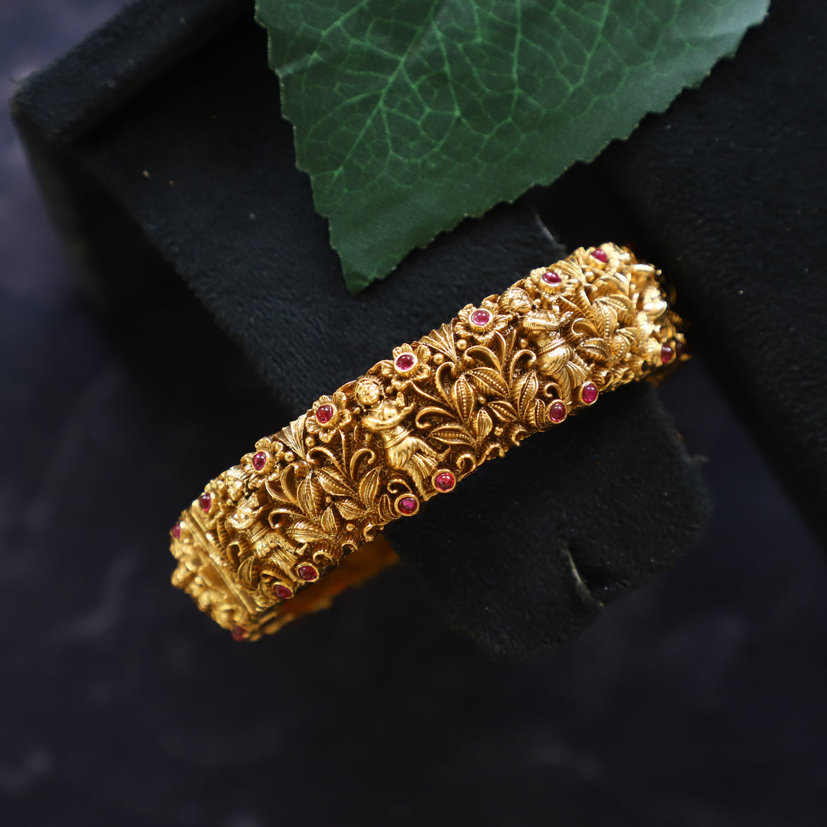ALLURING BANGLE