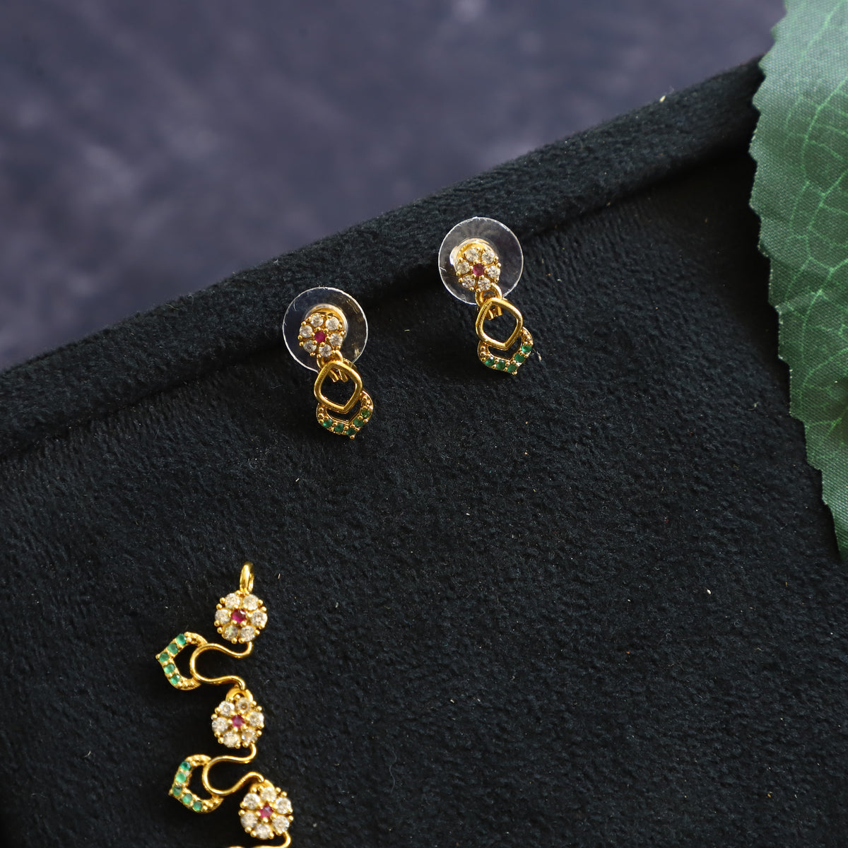 NANA NECKPIECE