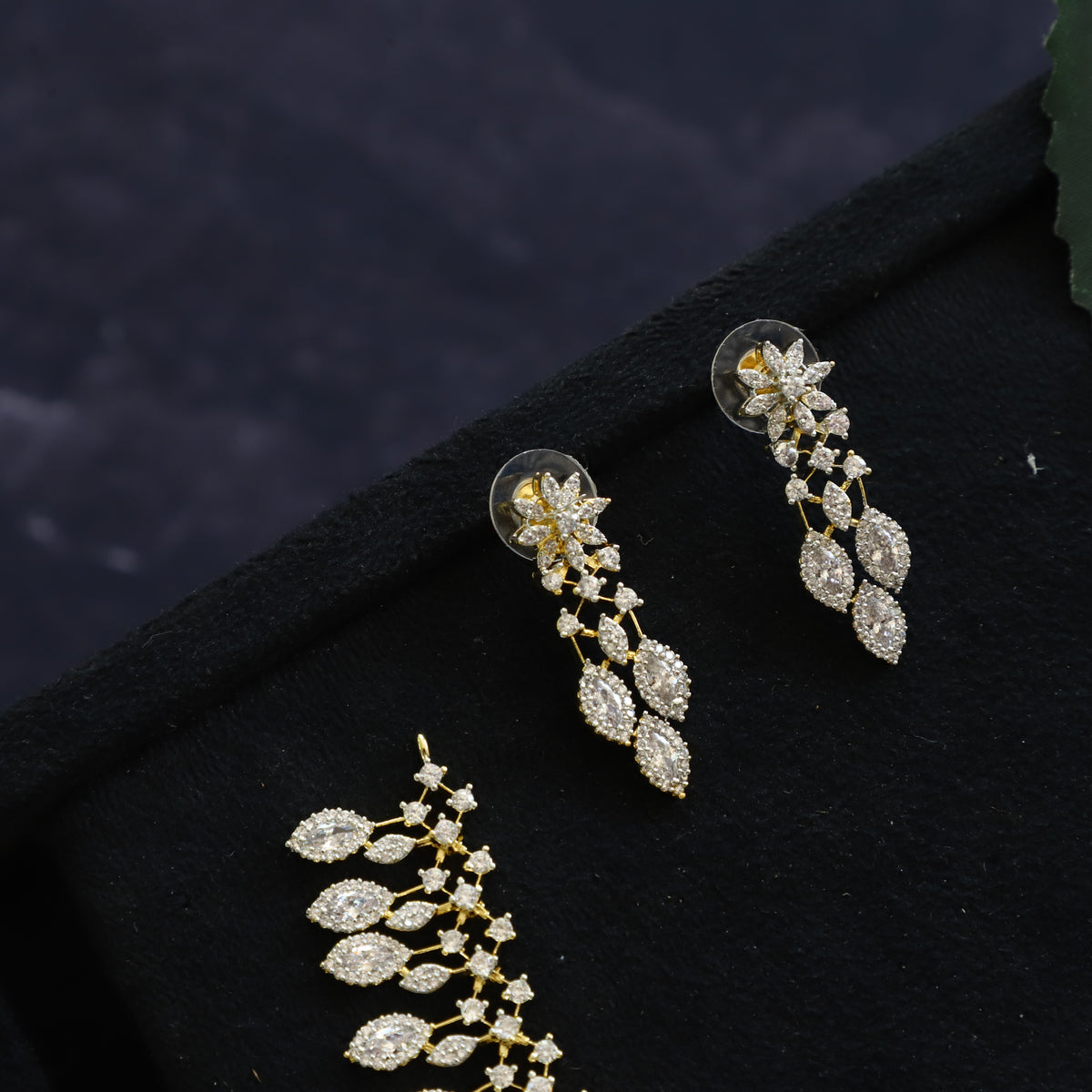 INAYA NECKPIECE