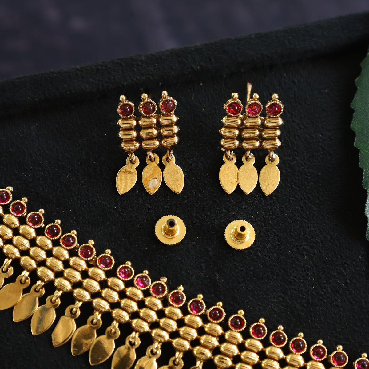 THEA NECKPIECE