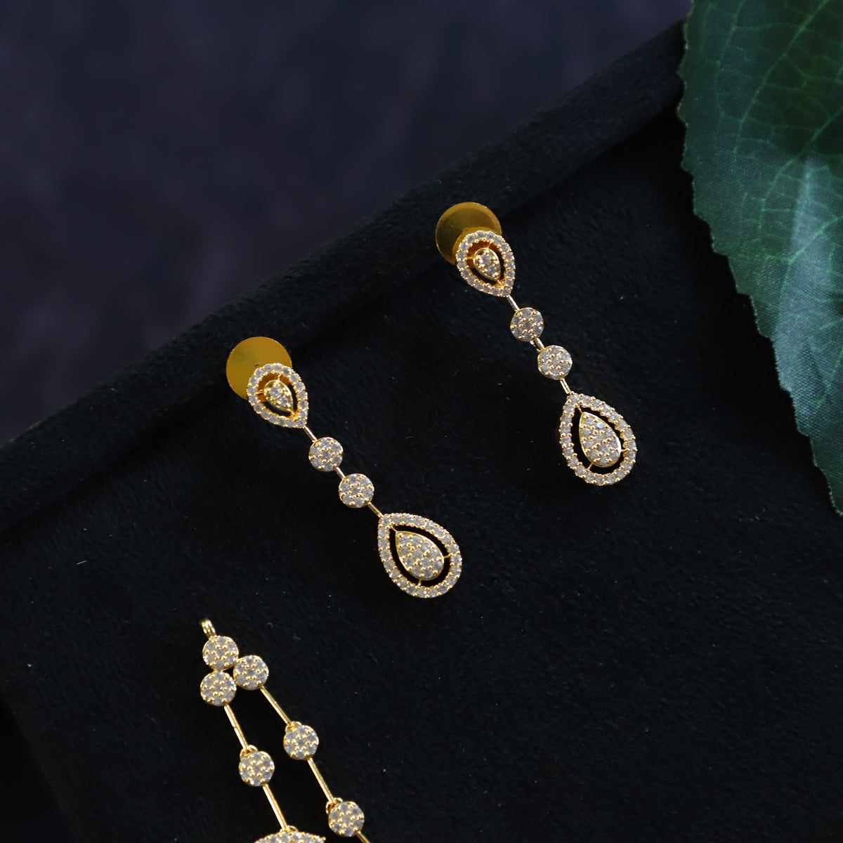 NAVYA NECKPIECE