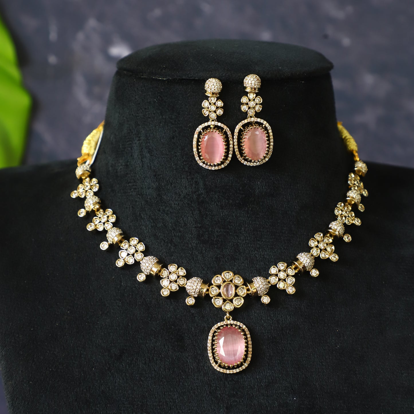 'VICTI' NECKPIECE