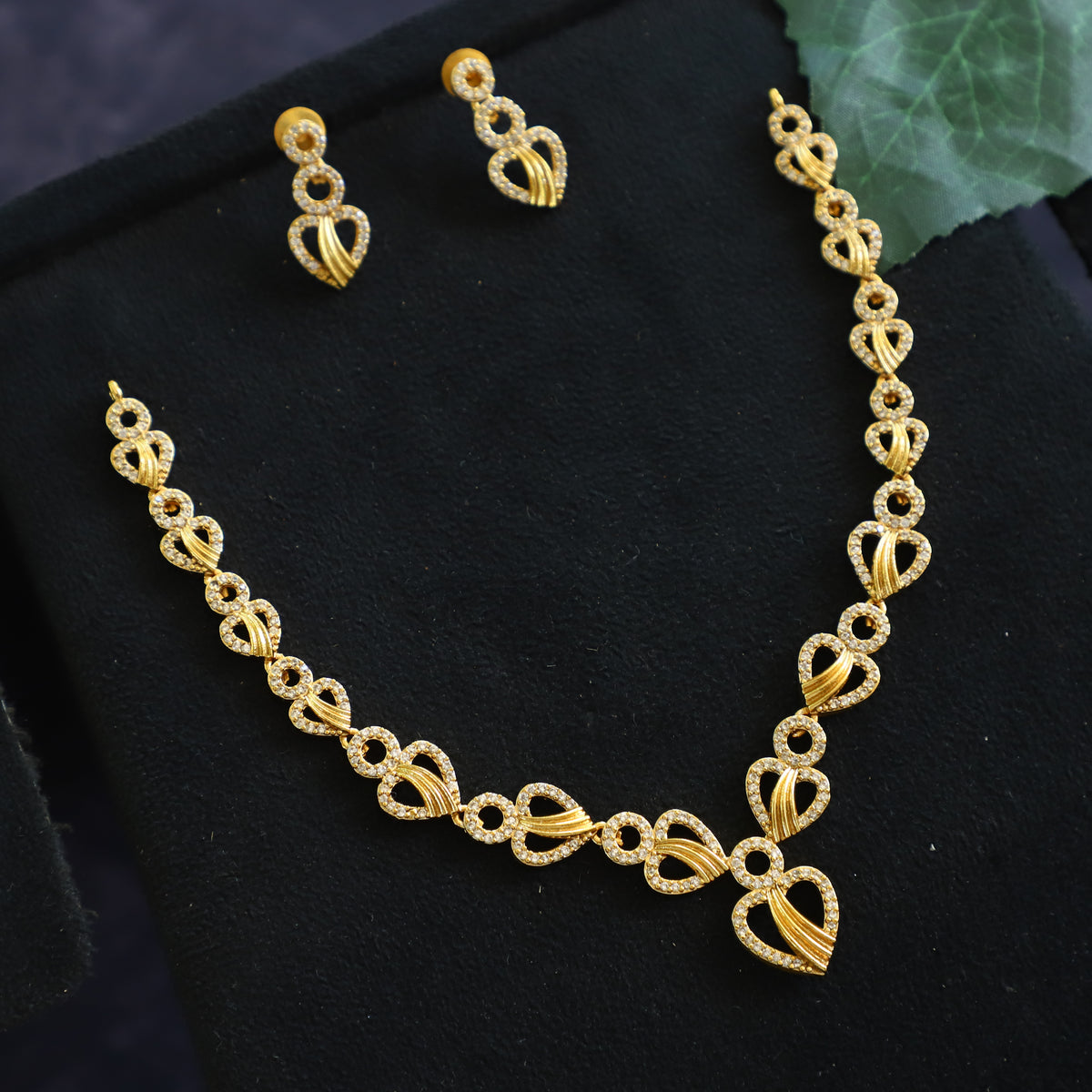 RAI NECKPIECE
