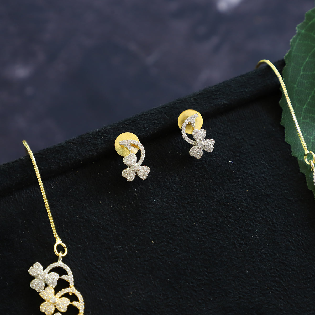 VIROT NECKPIECE