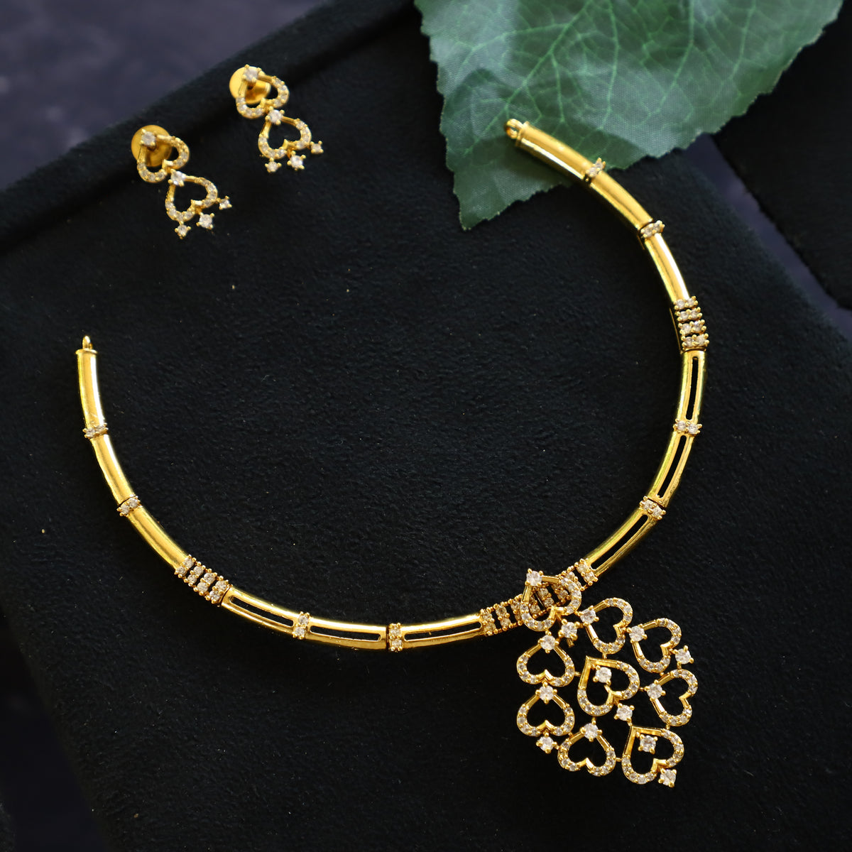 ELEGANT DIAMOND NECKPIECE SET