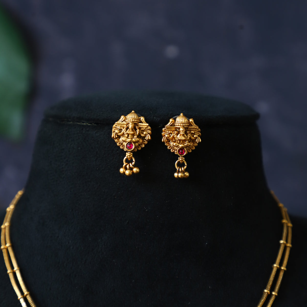 OSTRICH NECKPIECE
