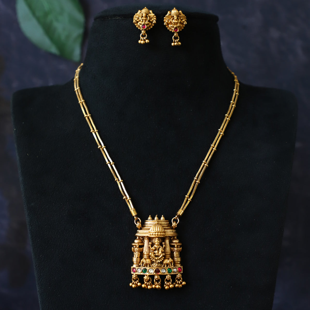BULL NECKPIECE