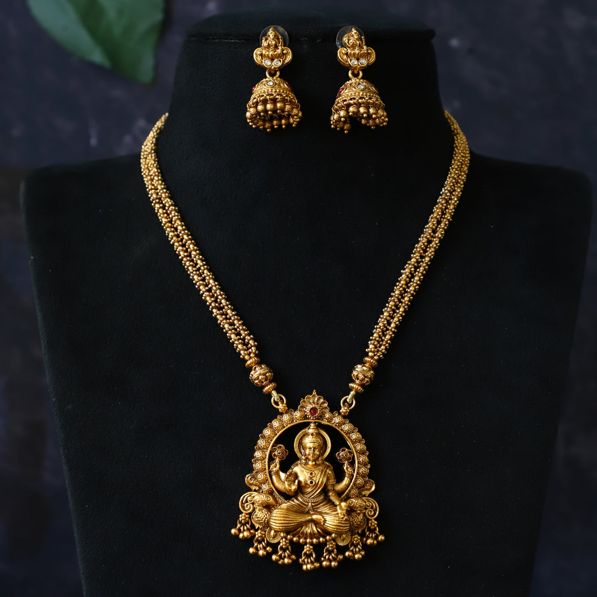 BLOOSOM NECKPIECE