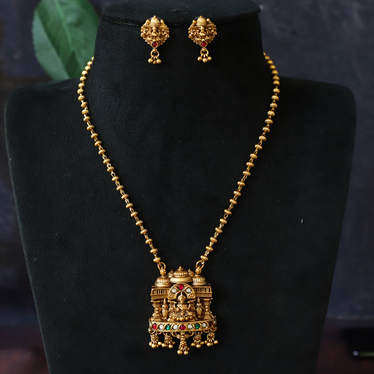 AARAV NECKPIECE
