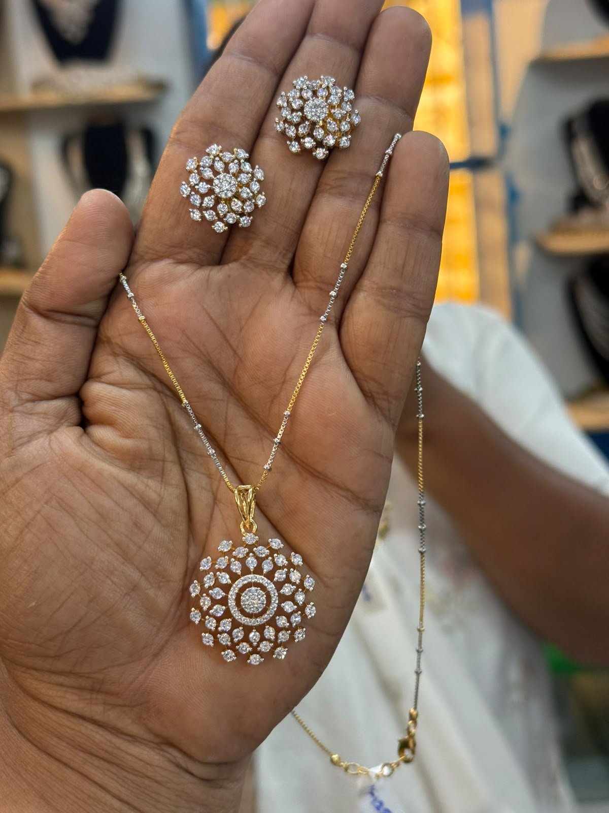 AADRIKA PENDANT SET