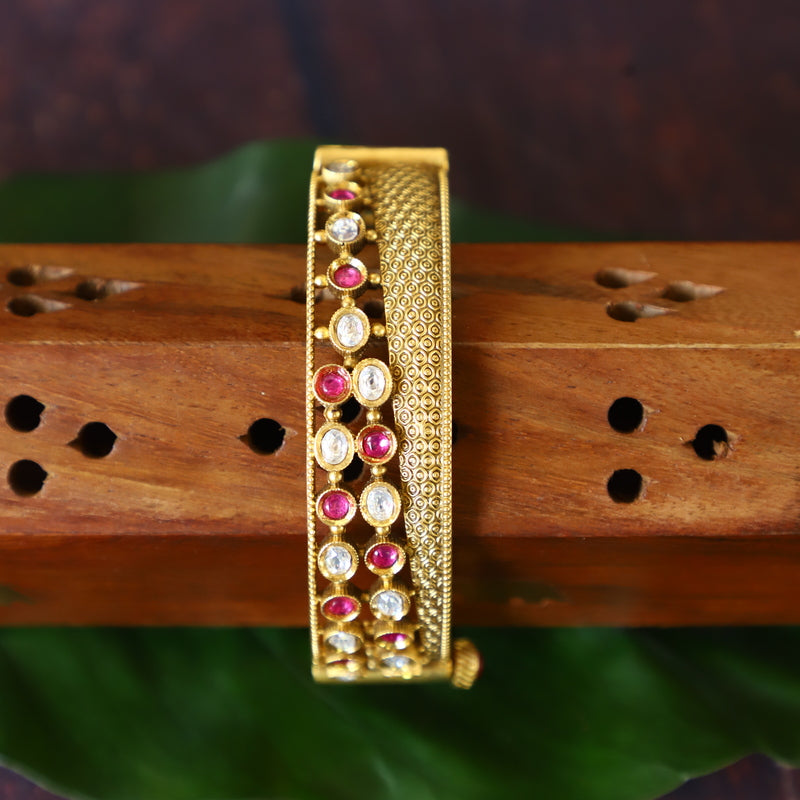 APPEALING BANGLE