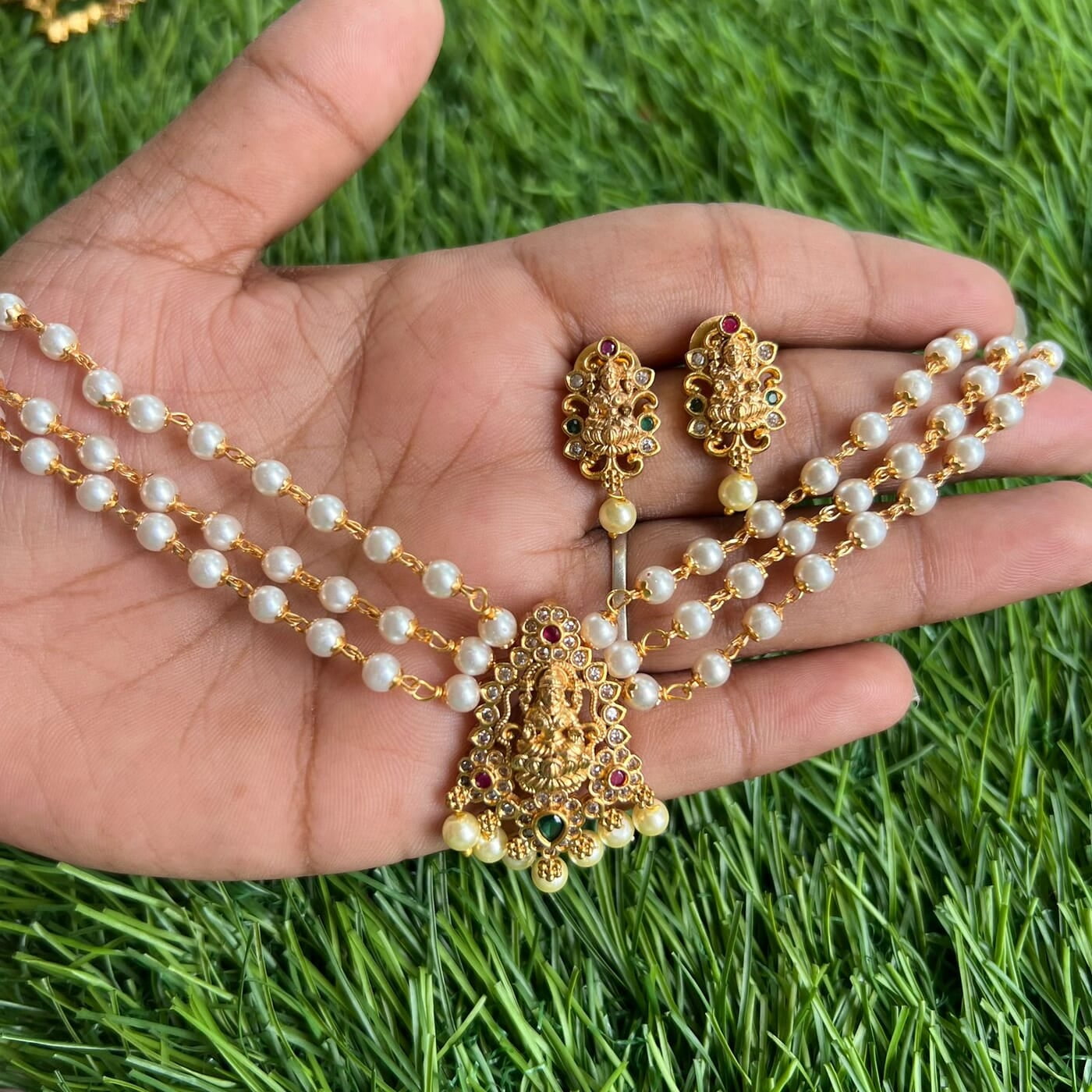 PEARLS CHOCKER NECKPIECE