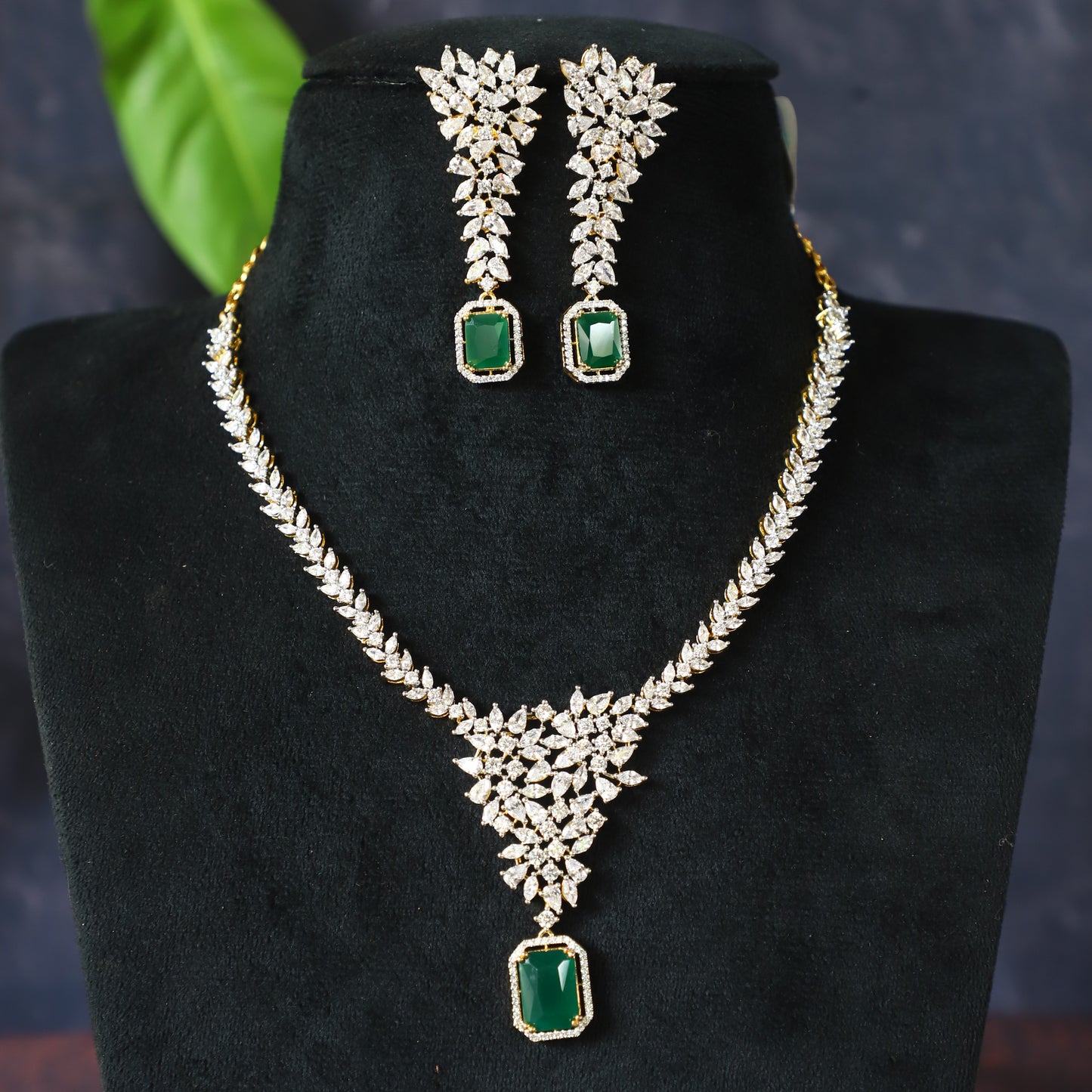 'ELEGANT' NECKPIECE