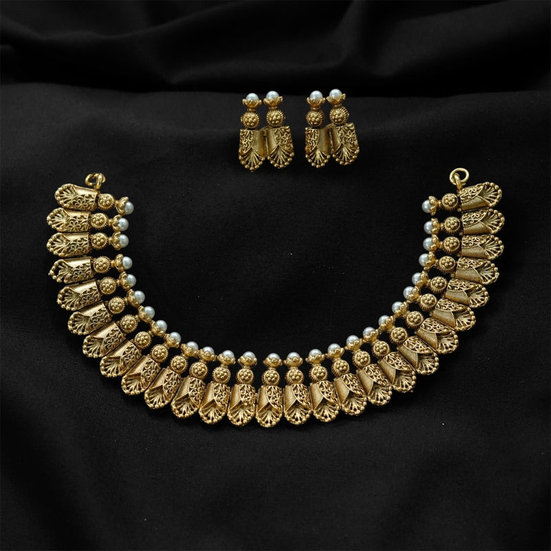 CATCHY NECKPIECE