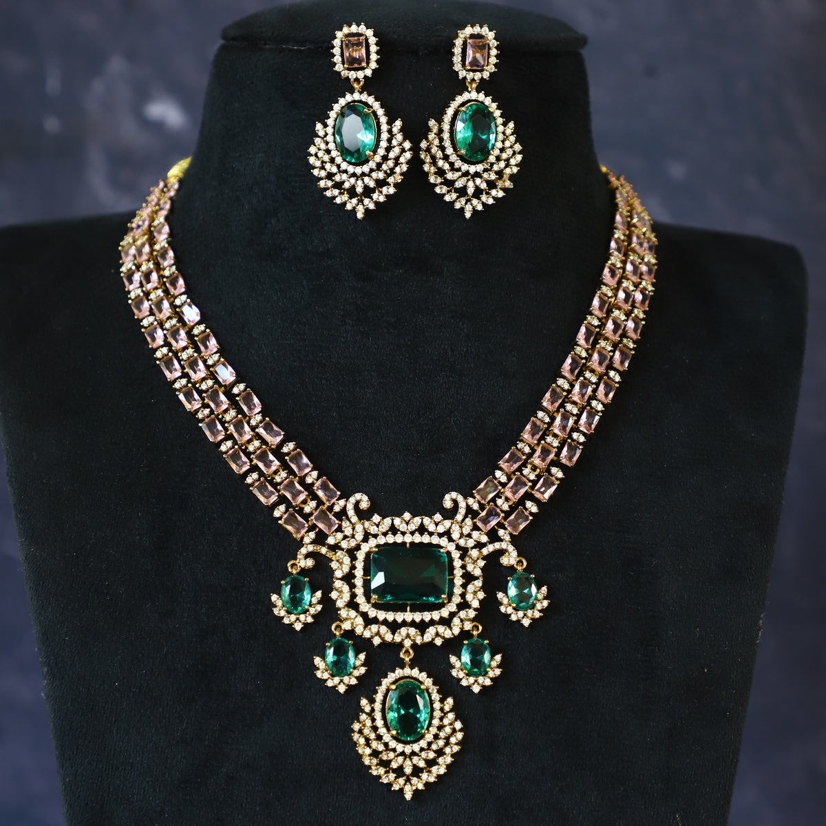 'GORGEOUS NECKPIECE'