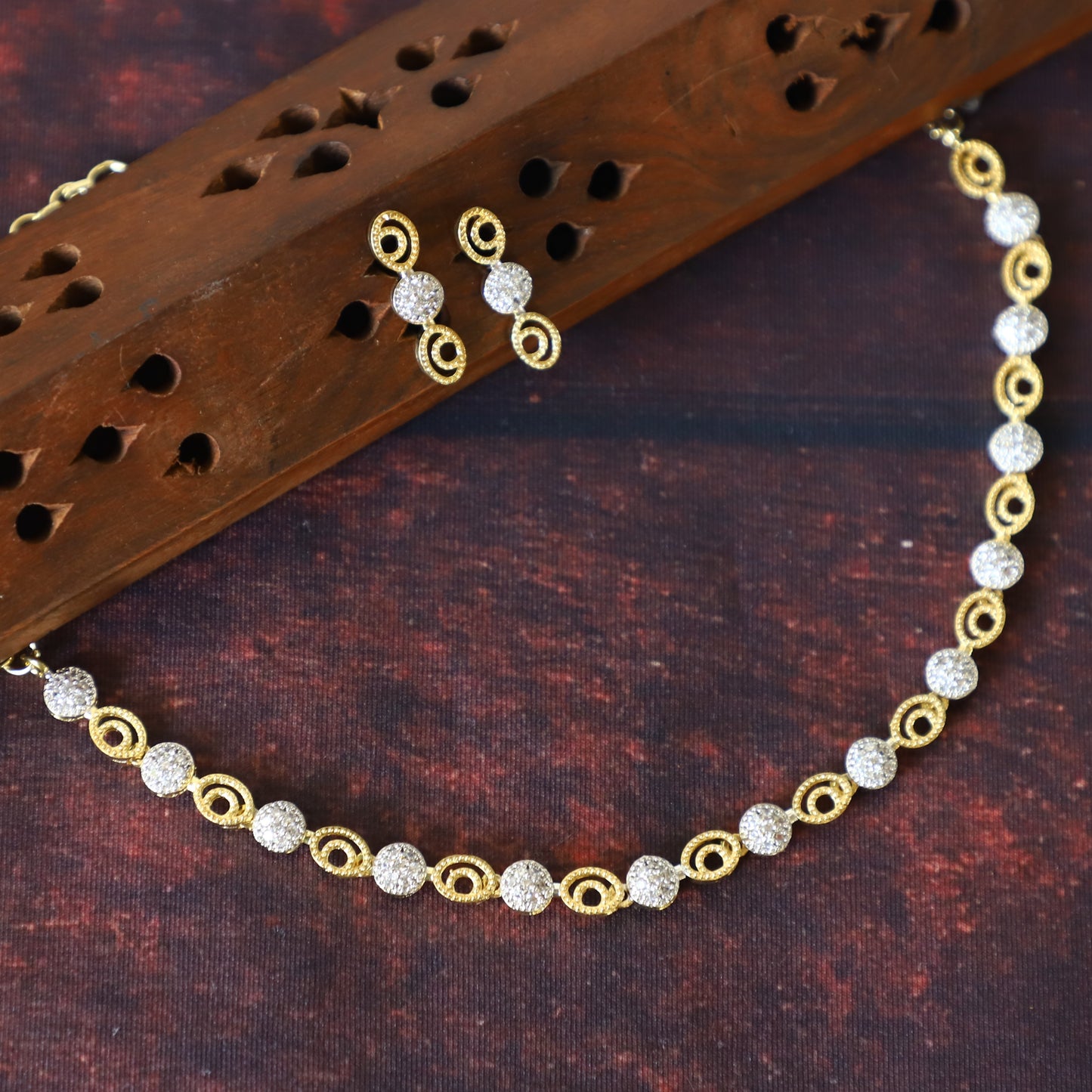 TRENDY OVAL SHAPE DIAMOND NECKPIECE